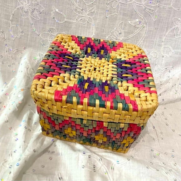 Vintage Pair of Woven Coiled Raffia Grass Nesting Baskets Square with Lids - Picture 5 of 9